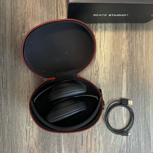 Beats Studio3 Wireless Noise Cancelling Headphones - Matte Black - Picture 7 of 9